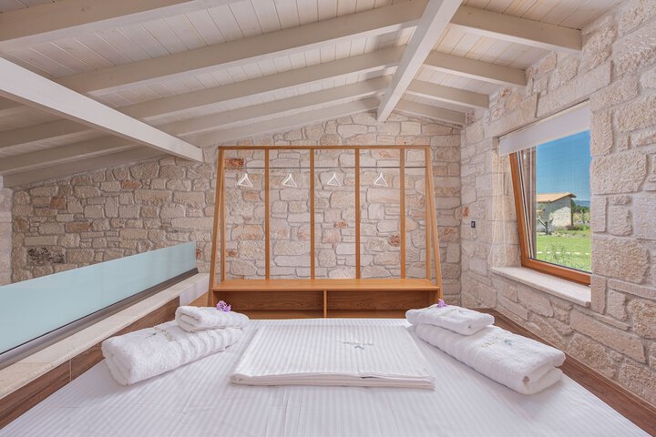 Room 4 of 49