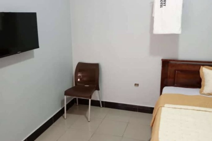Room 6 of 9