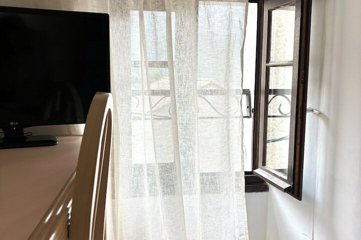 Room 44 of 193