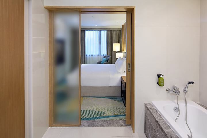 Room 51 of 100
