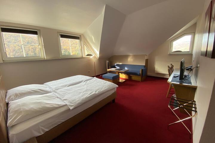 Room 8 of 68