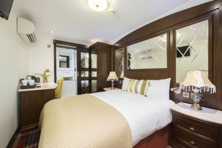 Room 27 of 62