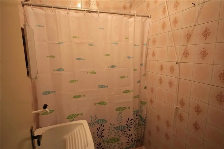 Room 12 of 18