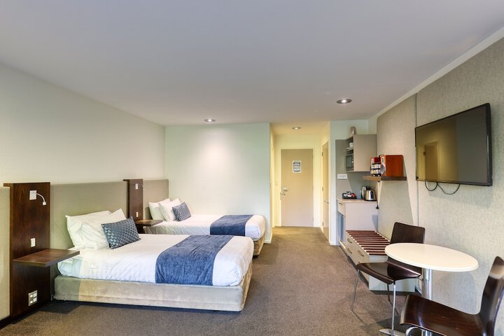 Room 9 of 106