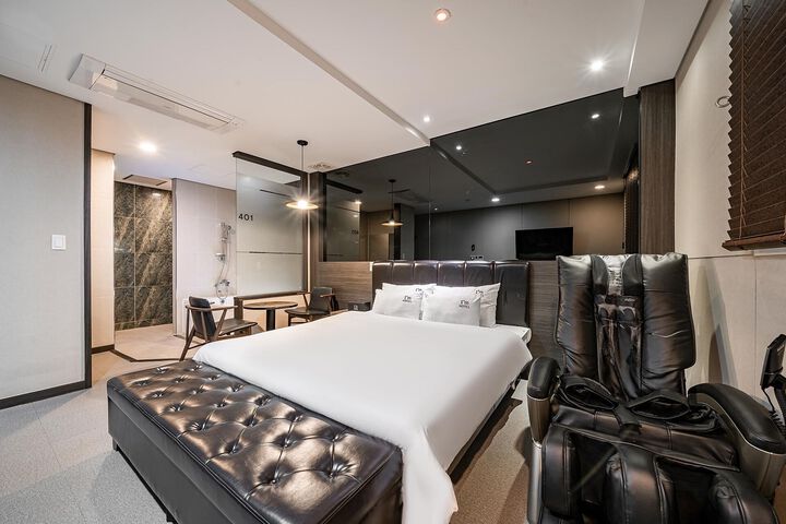 Room 28 of 65