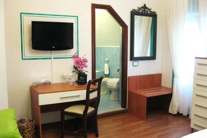 Room 4 of 63