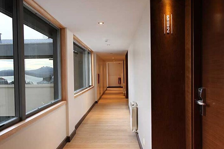 Ballroom/Hall 71 of 76
