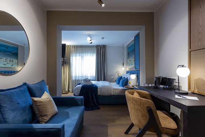 Room 10 of 27
