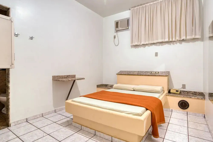 Room 3 of 16