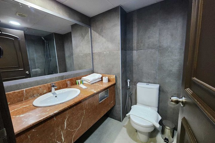 Room 5 of 10