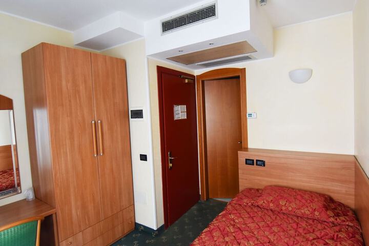 Room 4 of 42