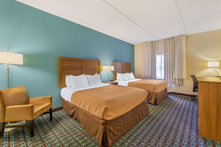2 Queen Beds (9 of 11)