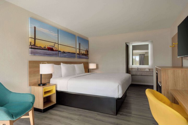 1 King Bed Deluxe Room (8 of 8)