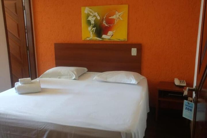 Room 4 of 8