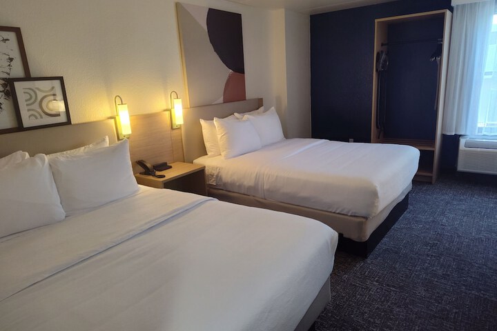 2 Queen Beds (1 of 13)