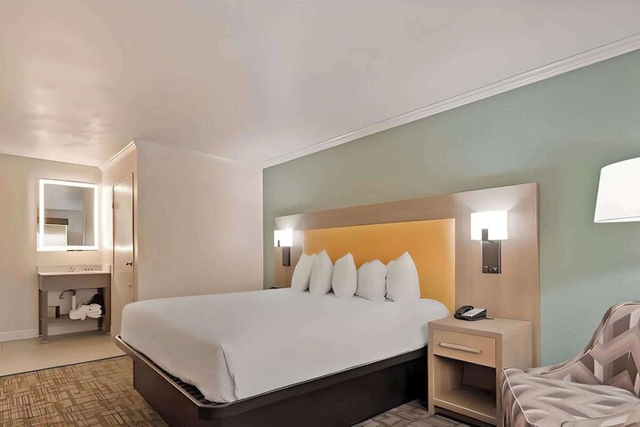 1 King Bed (17 of 18)