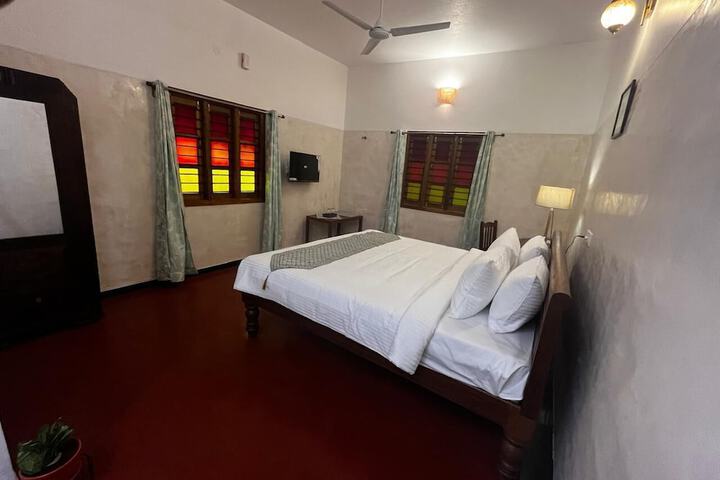 Room 9 of 16