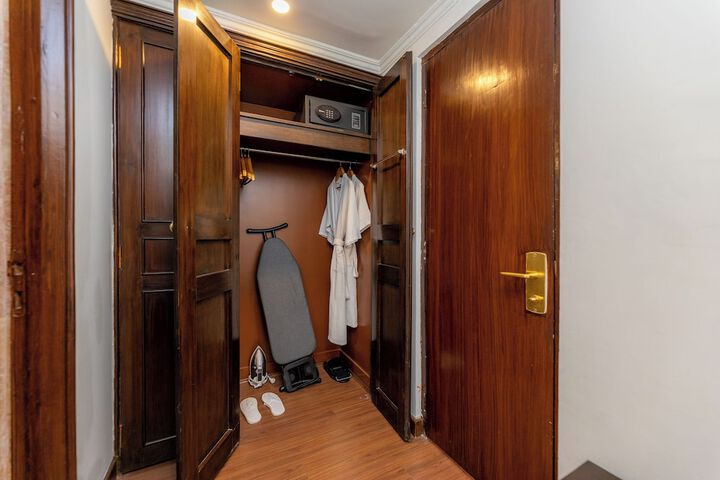 Room 42 of 191