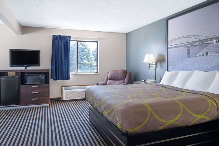 1 King Bed (4 of 11)