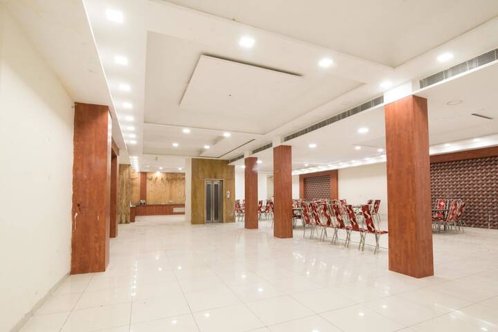 Ballroom/Hall 30 of 32