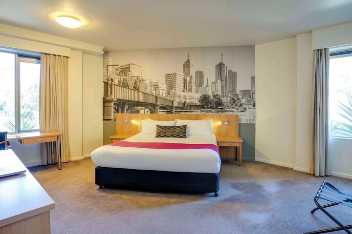 Room 6 of 33