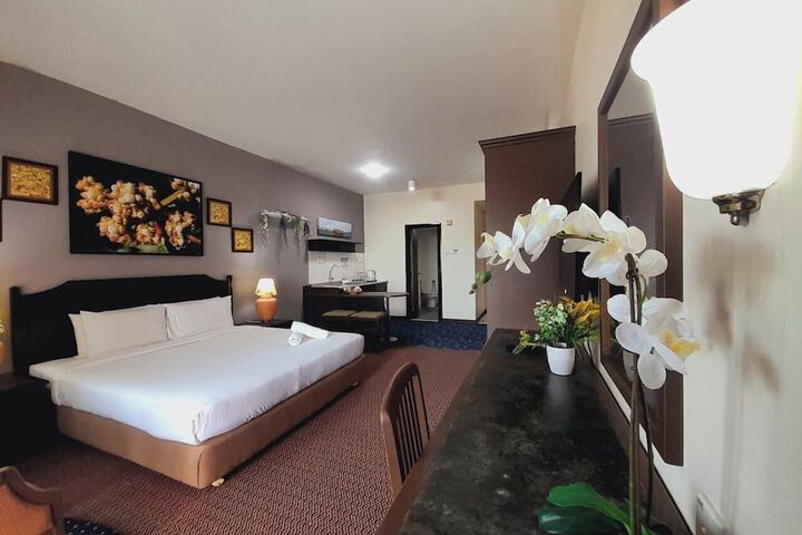 Room 220 of 650