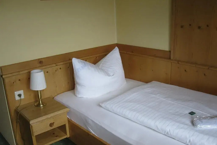 Room 4 of 16