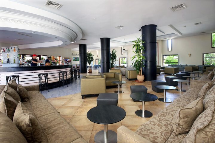 Lounge 37 of 45