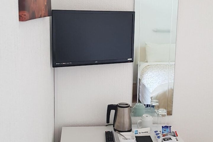 Room 12 of 60
