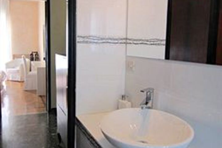 Room 5 of 14