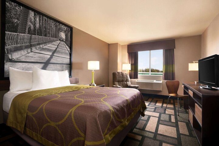 1 Queen Bed (2 of 9)