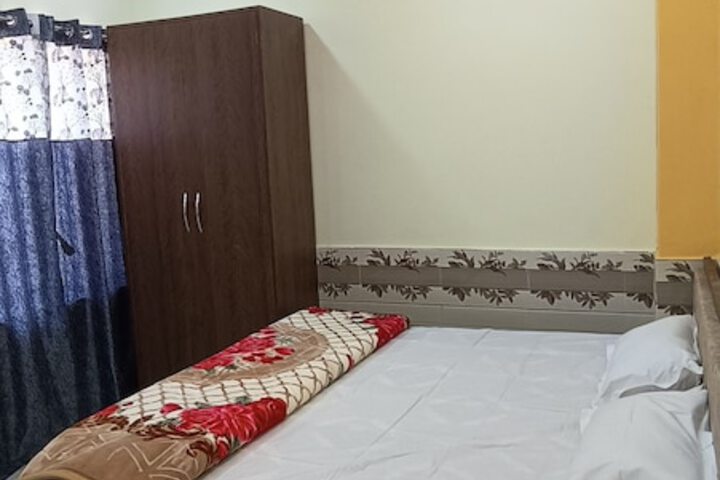 Room 6 of 12