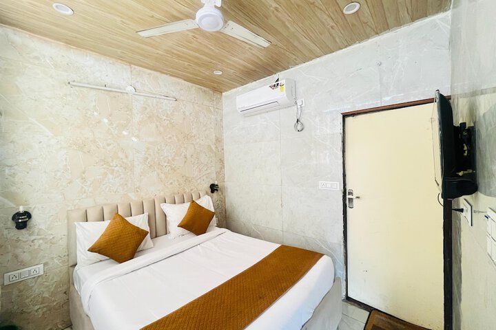 Room 2 of 6