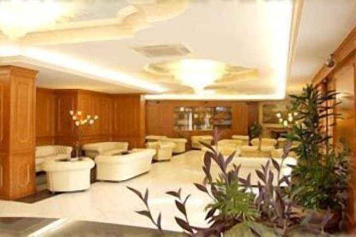 Lounge 7 of 14