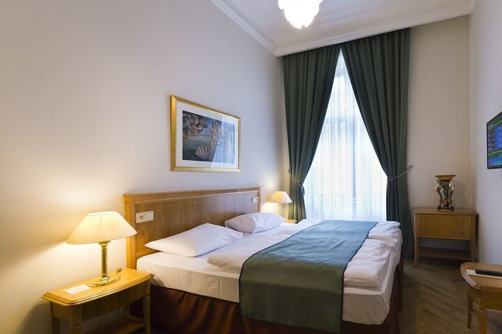 Room 30 of 82