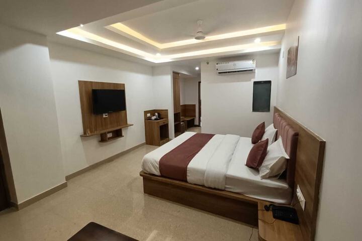 Room 12 of 28