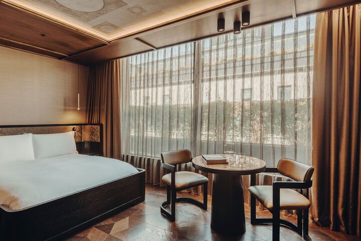 Room 15 of 102