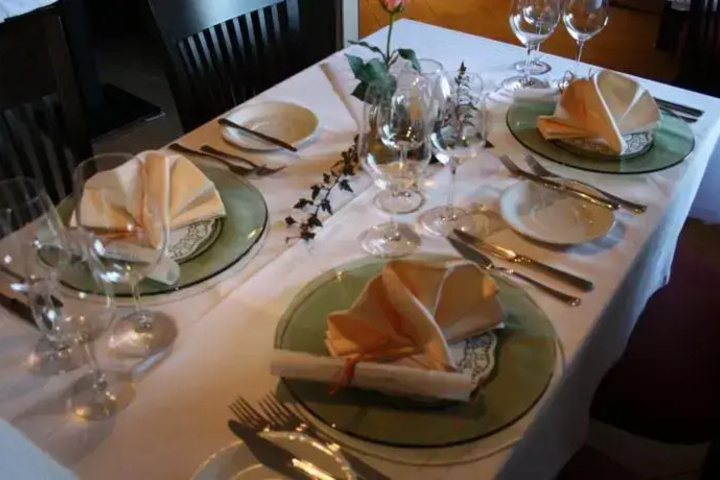 Dining 10 of 12