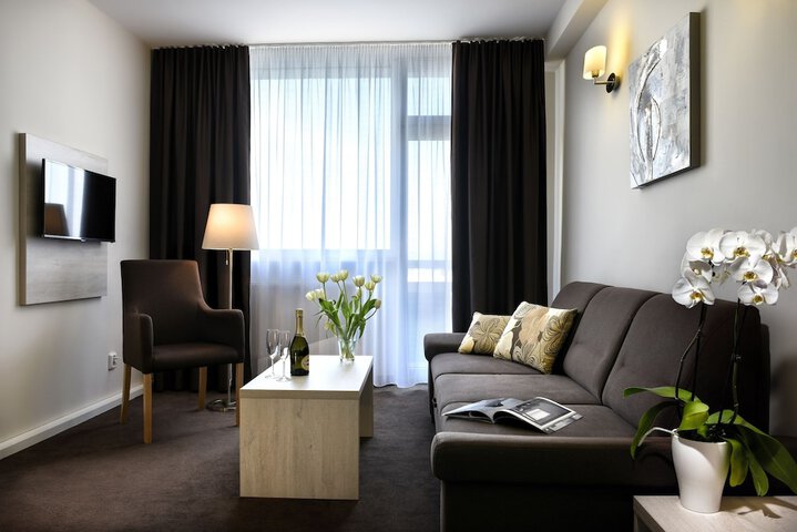 Room 2 of 48
