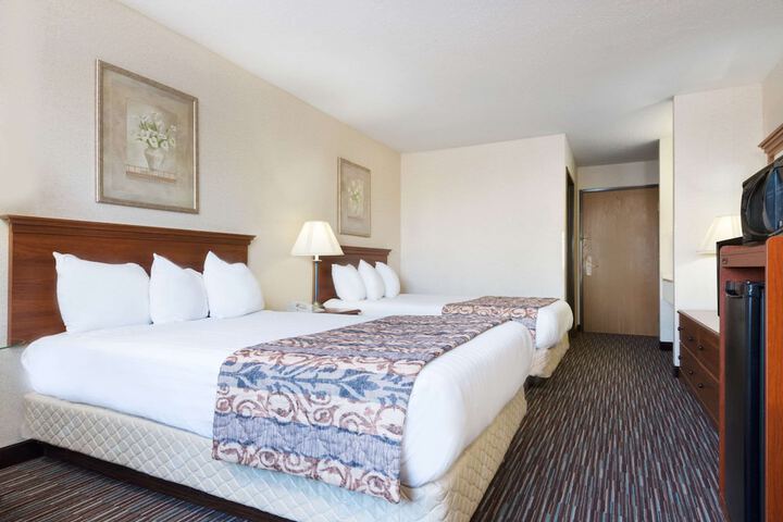 2 Double Beds (1 of 6)