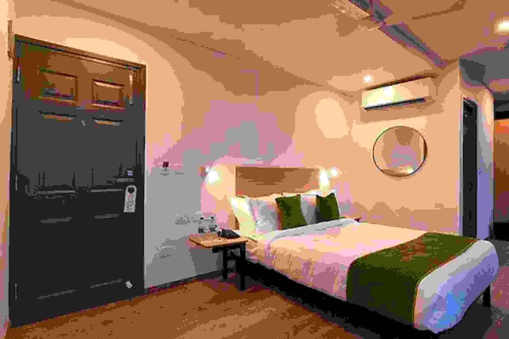 Room 5 of 16