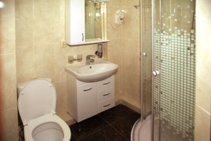 Room 10 of 80