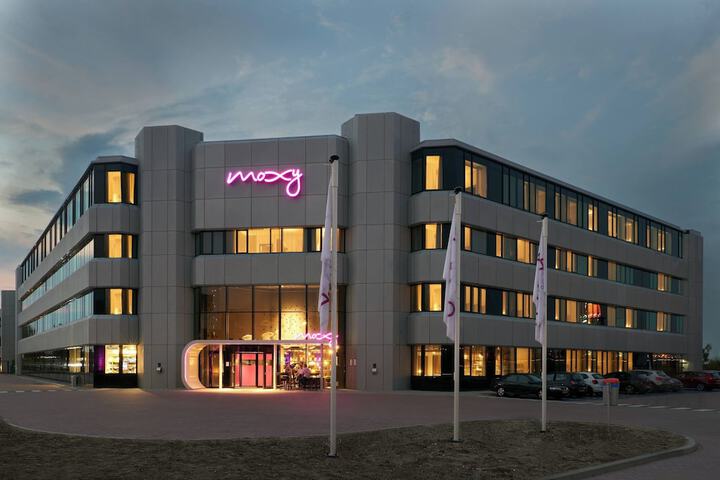 Moxy Amsterdam Schiphol Airport in Hoofddorp