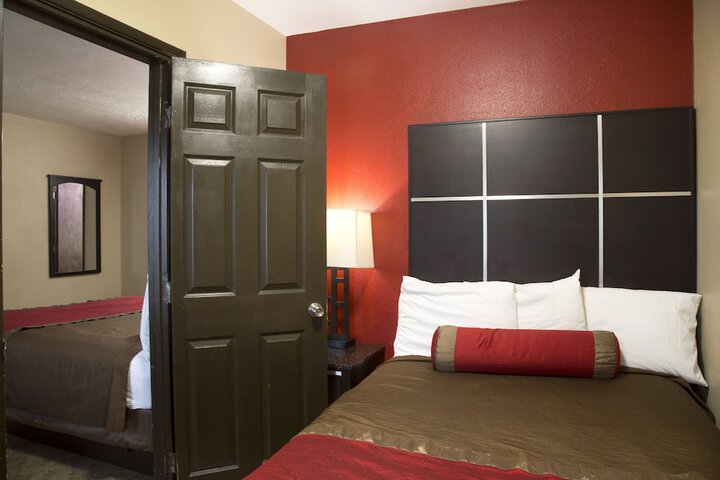 1 King Bed (3 of 18)
