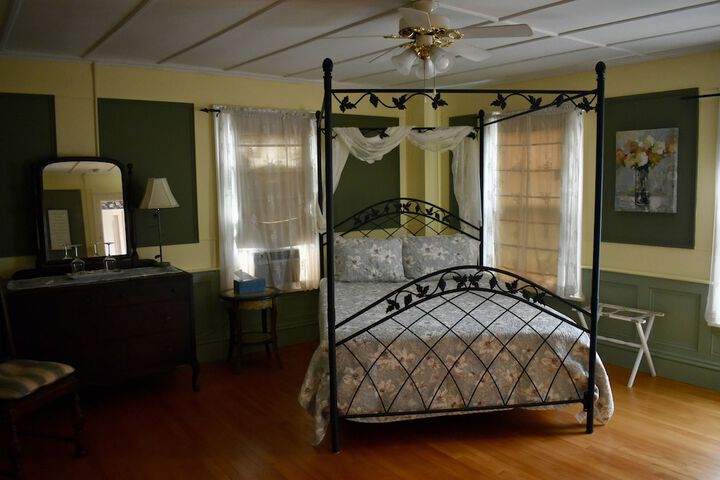 Room 27 of 64