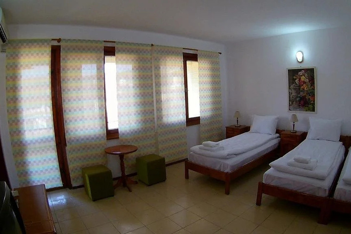 Room 6 of 12
