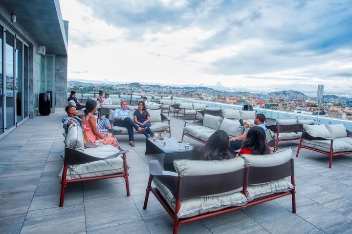 Lounge 105 of 150