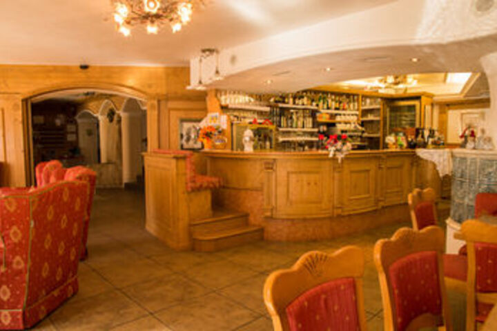 Lounge 12 of 29