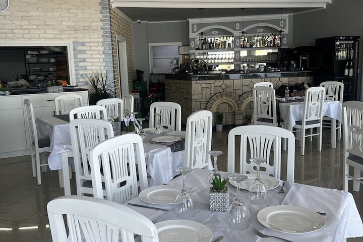 Dining 78 of 98