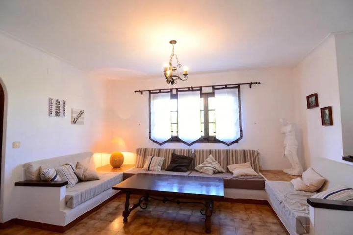 Room 4 of 16